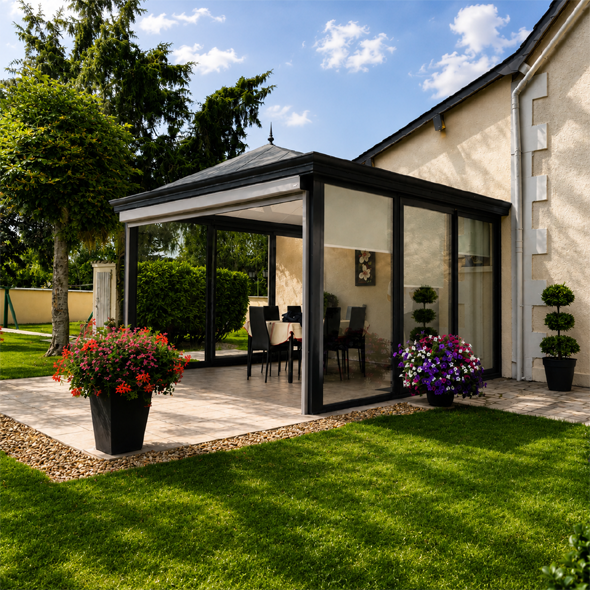 Pergola bioclimatique au bord d'une piscine