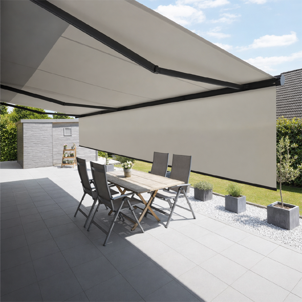 Store banne au dessus d'une terrasse en bois
