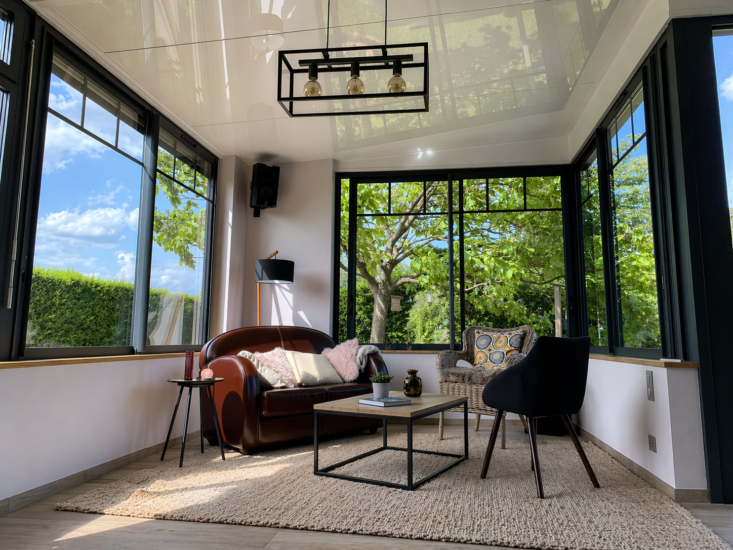 Maison moderne avec baie vitrée entourée d'une terrasse avec carrelage