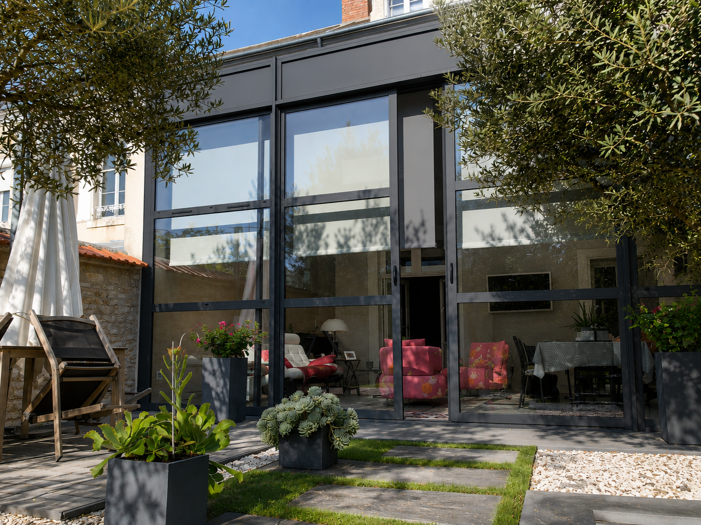 Pergolas blanche avec salon de jardin