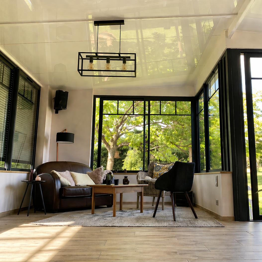 Maison moderne avec baie vitrée entourée d'une terrasse avec carrelage