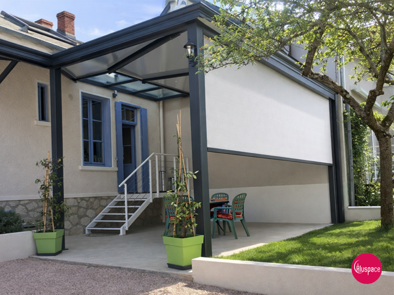 Pergola qui abrite un salon de jardin en osier