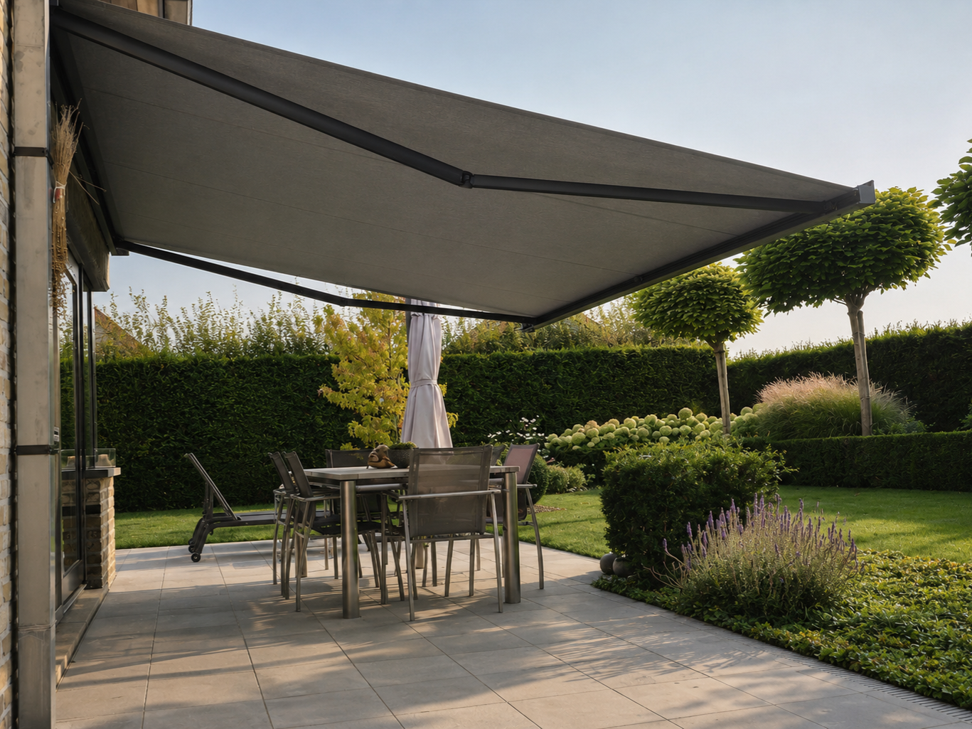 Store banne qui abrite deux chaises longues