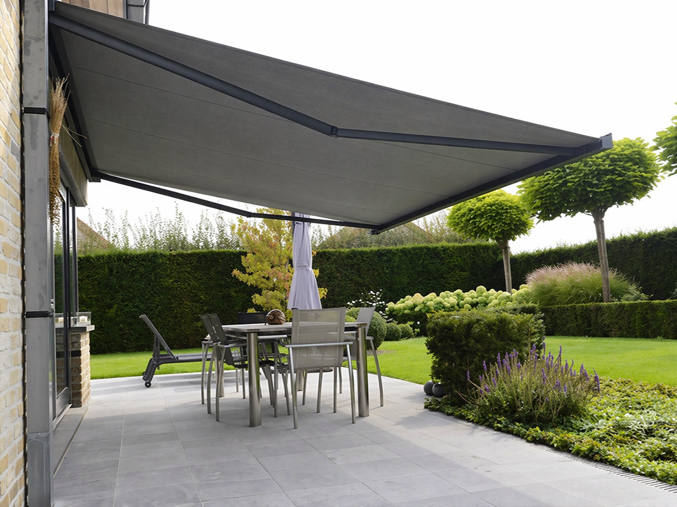 Store banne qui abrite deux chaises longues