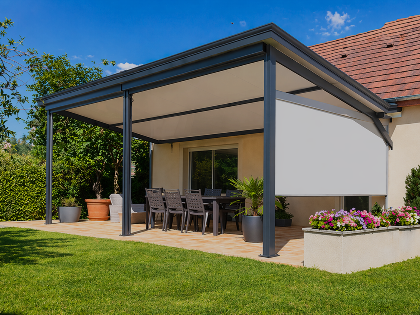 Pergola qui abrite un salon de jardin en résine tressée