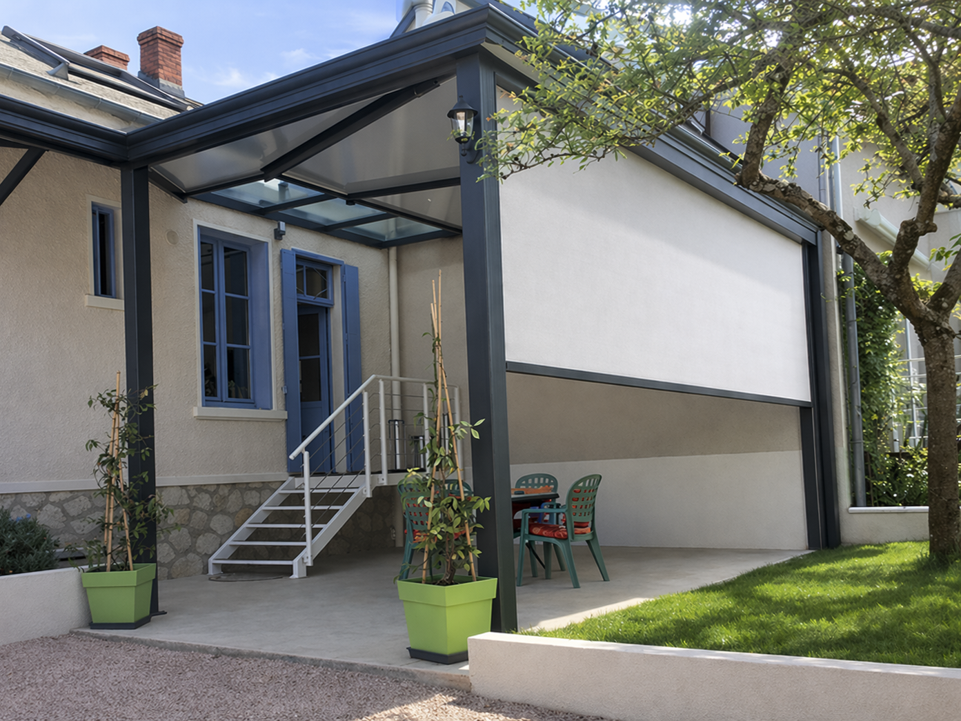 Pergola qui abrite un salon de jardin en osier