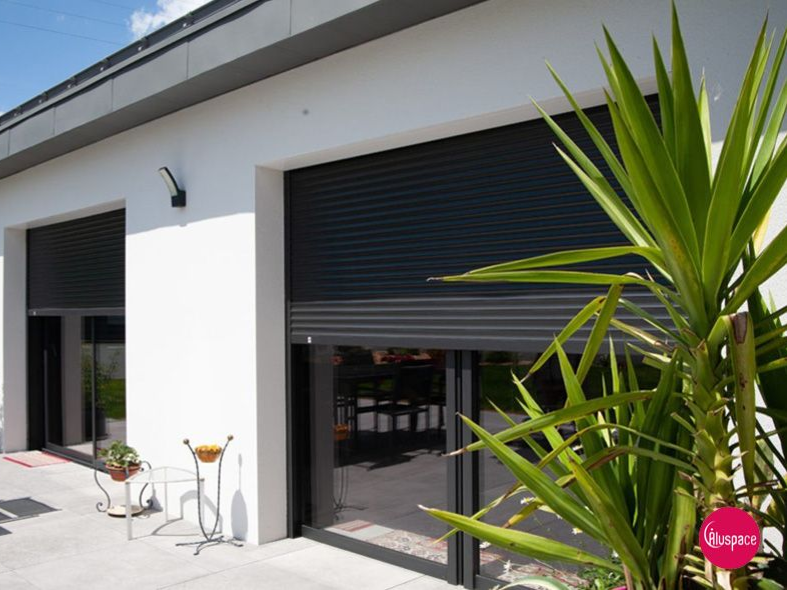 Baie vitrée avec volets roulants