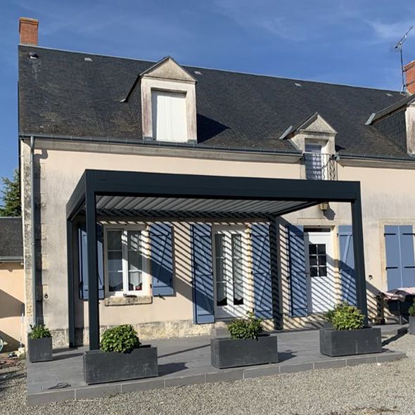 Aménagement extérieur : pergola posée par Aluspace 2000