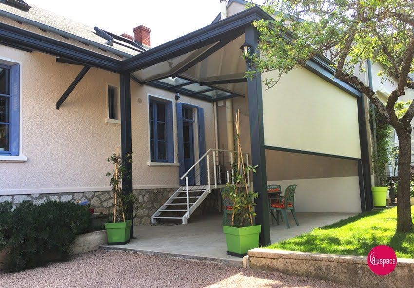 Pergola qui abrite un salon de jardin en osier