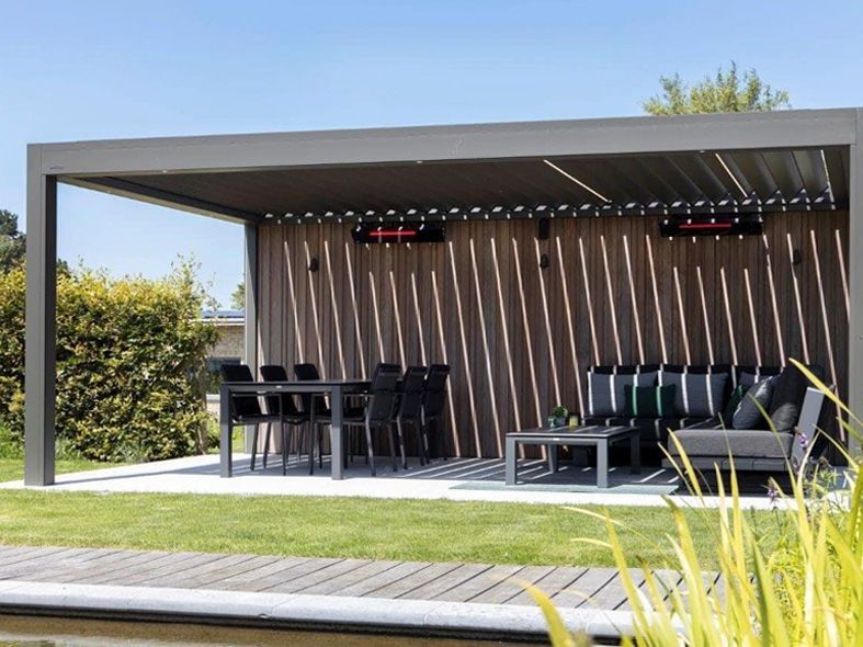 Pergolas et salon de jardin près d'une piscine