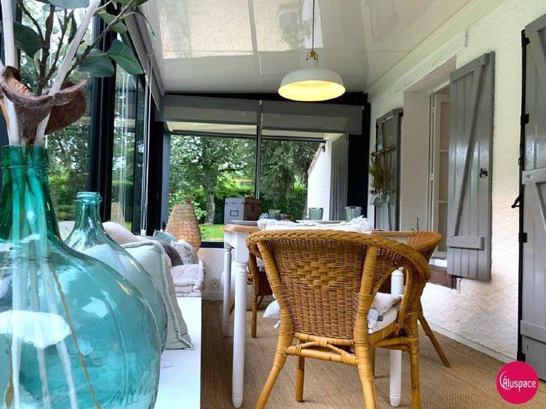 Véranda aménagée avec un sol en sisal