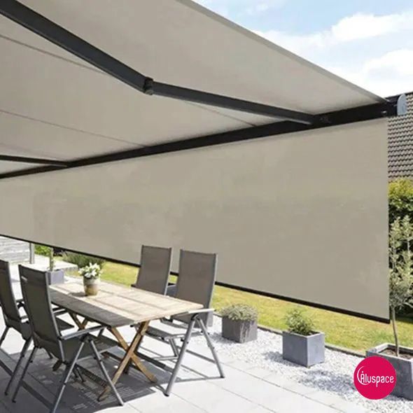 Store banne au dessus d'une terrasse en bois