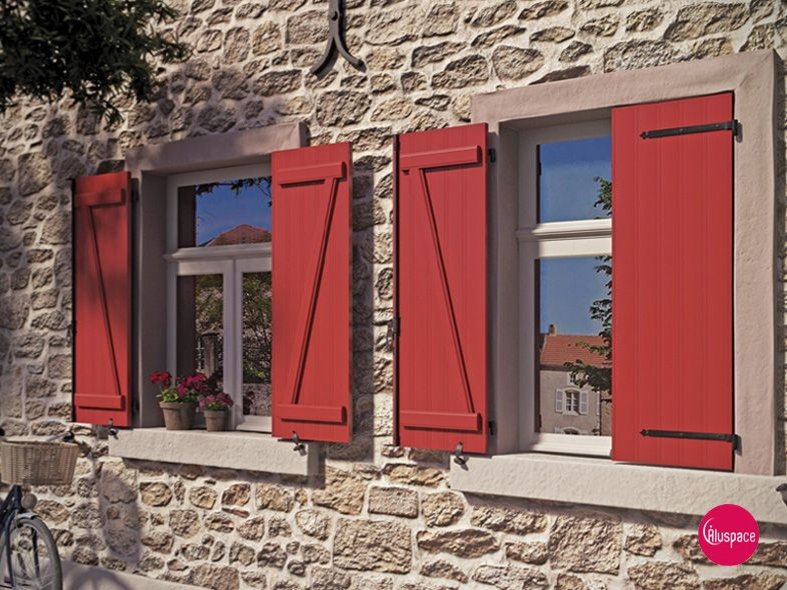 Volets battants rouges