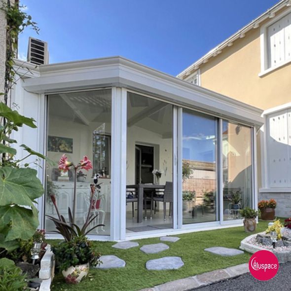 Véranda avec volets roulants