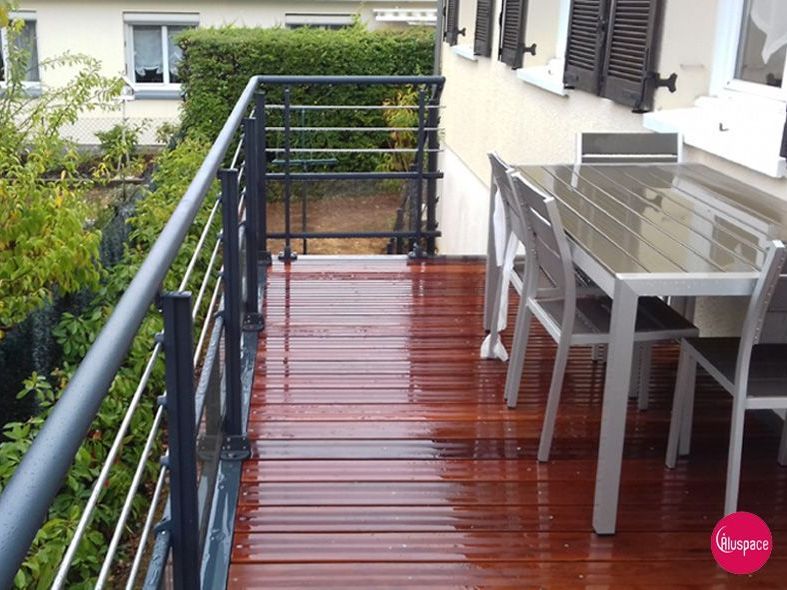 Garde-corps installé sur une terrasse suspendue