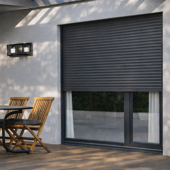 Portail coulissant et cour pavée