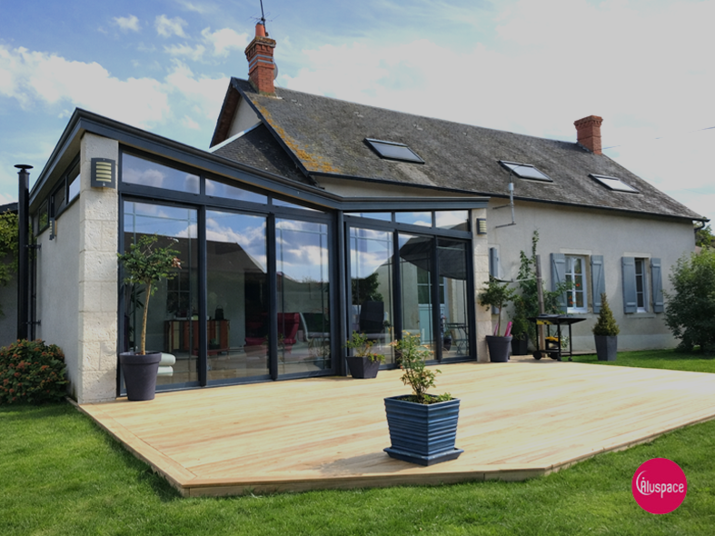 Véranda avec muret et piliers en pierre