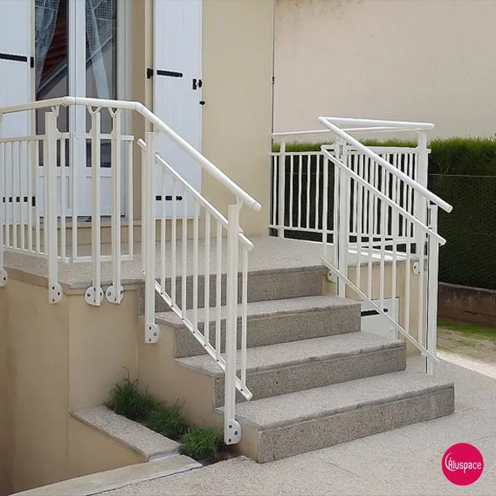 Garde-corps installé sur un escalier extérieur