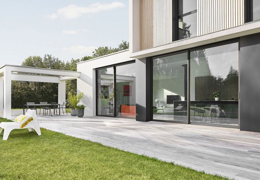 Maison contemporaine avec baies vitrées et terrasse carrelée