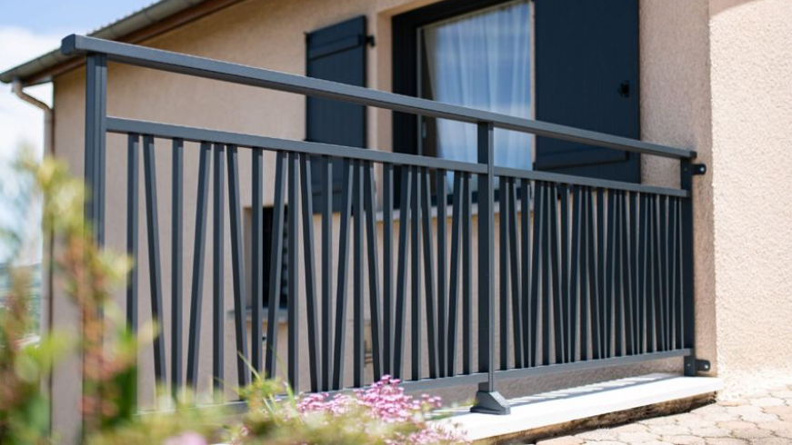 Salon de jardin sur une terrasse avec garde-corps