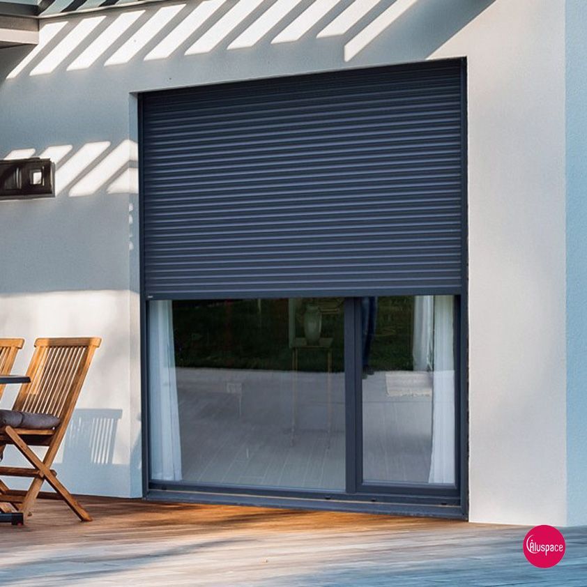 Portail coulissant et cour pavée