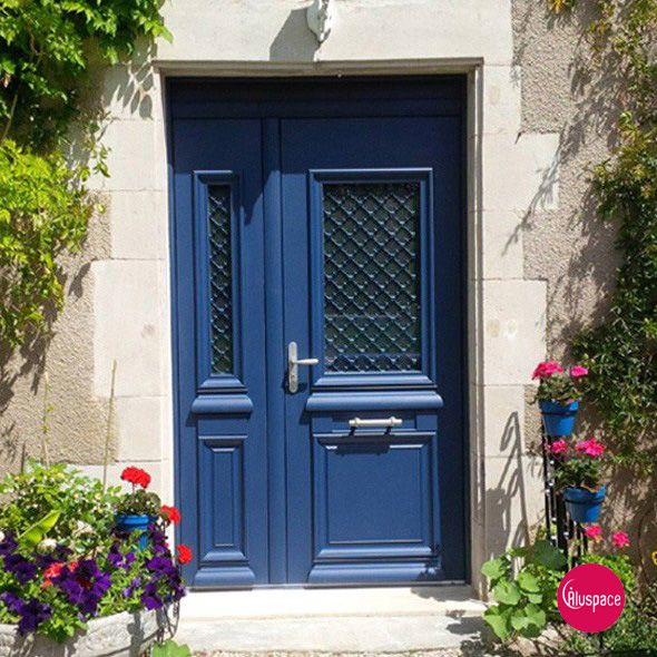 Porte d'entrée vitrée entrouverte