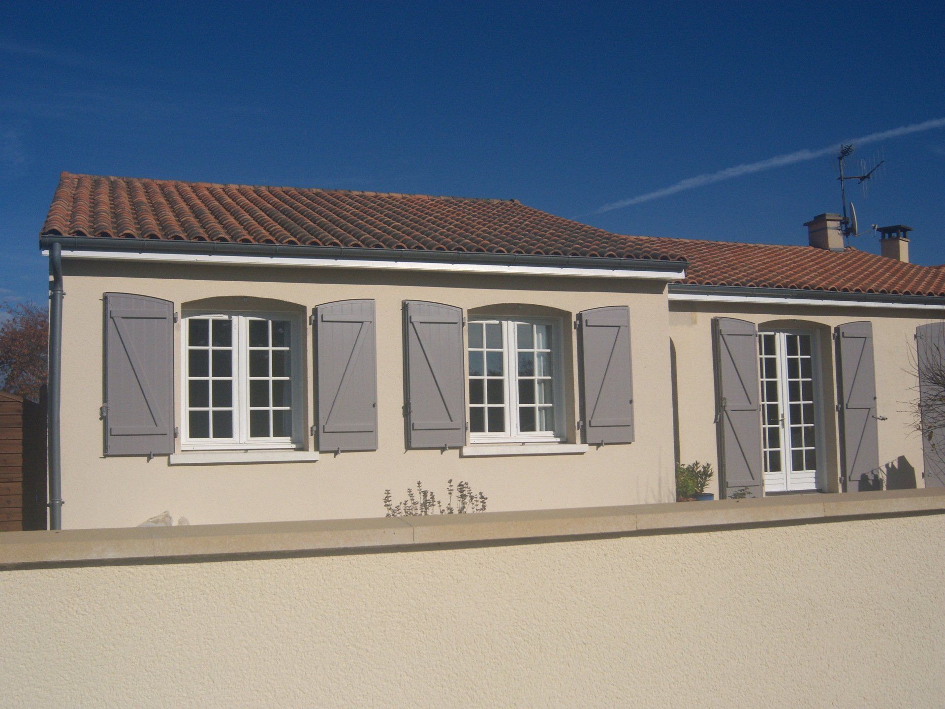 Pavillon avec volets battants gris