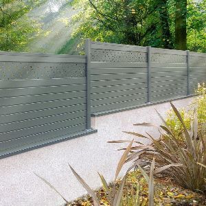 Brise vue en aluminium gris sur un muret