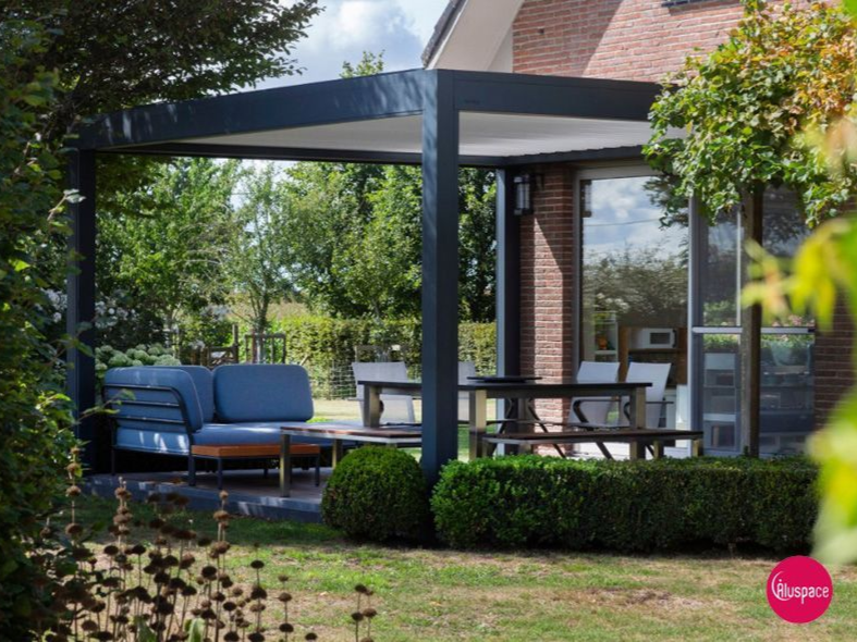 Terrasse extérieure avec pergola bleu foncé, sièges, table à manger et pelouse.