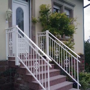 Garde-corps installé sur un escalier extérieur