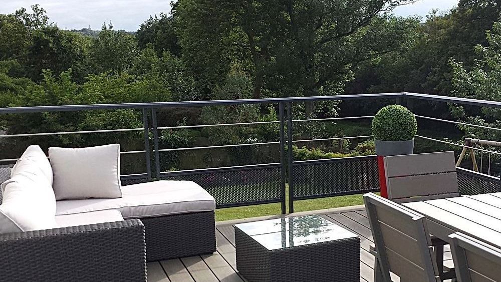 Salon de jardin sur une terrasse avec garde-corps