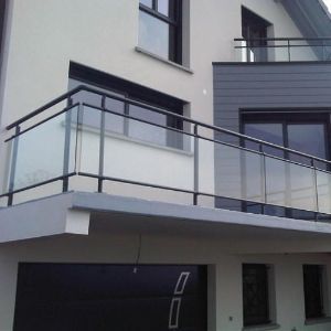 Terrasse sur pilotis avec garde-corps