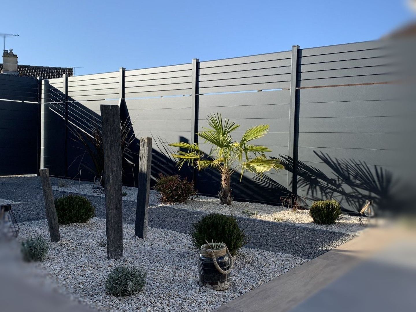 Brise vue en aluminium et aménagements paysagers