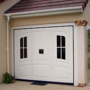 Porte de garage blanche avec fenêtre