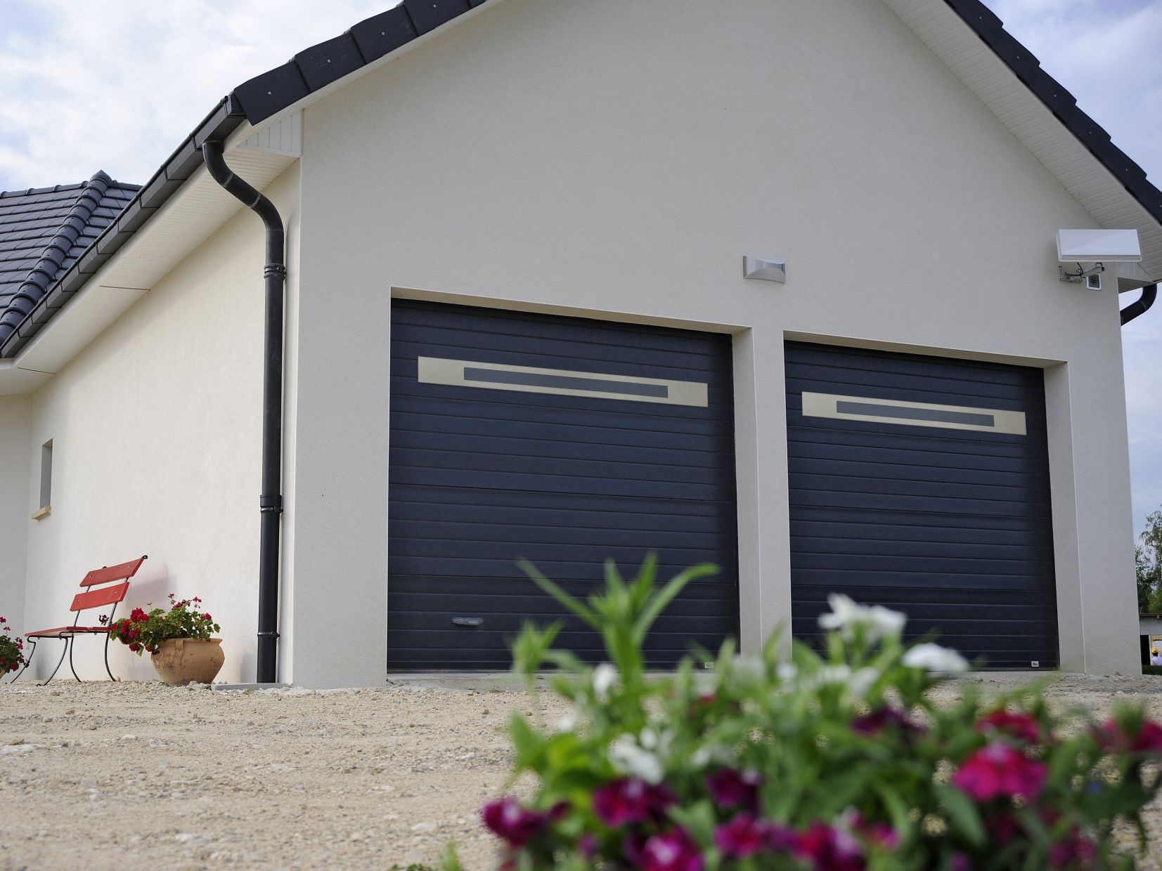 Deux portes de garage sectionnelles