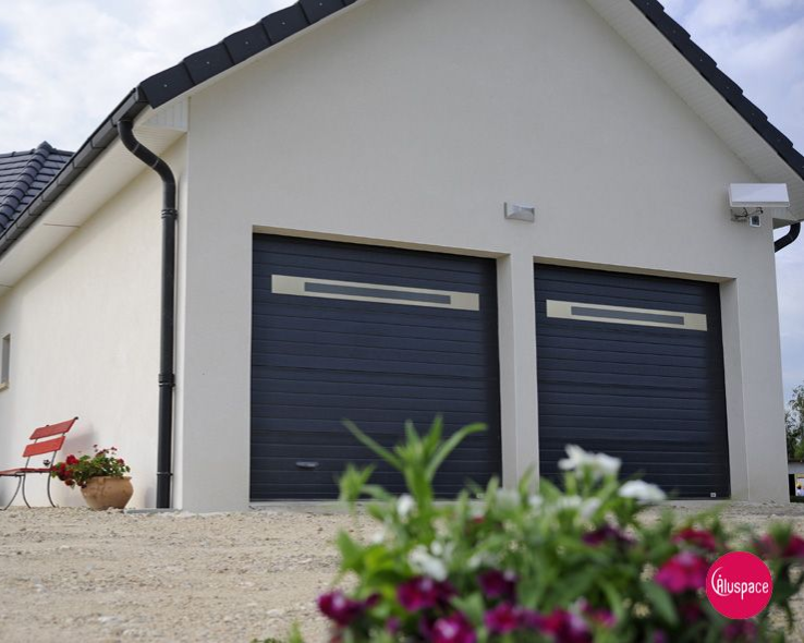 Deux portes de garage sectionnelles