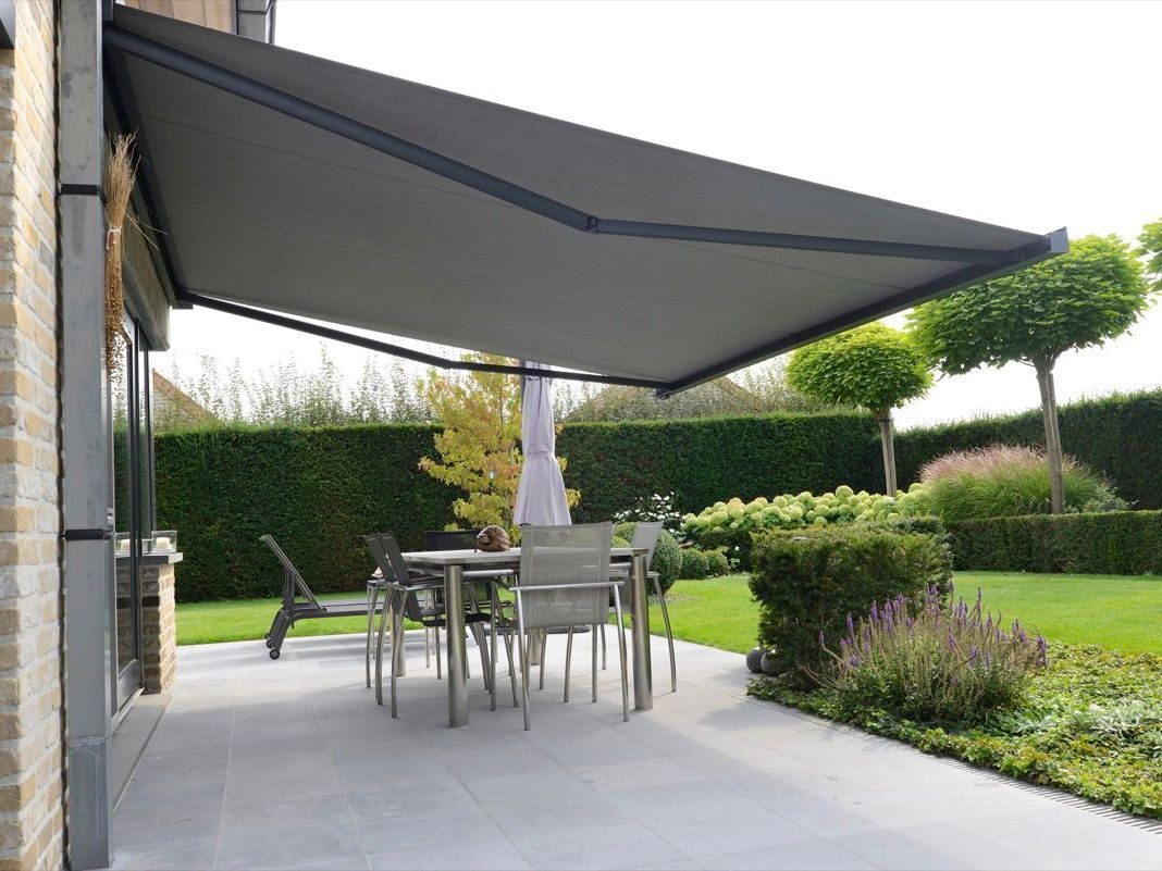 Store banne qui abrite deux chaises longues
