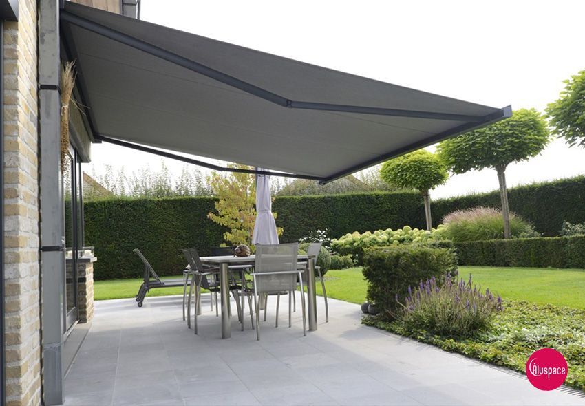 Store banne qui abrite deux chaises longues