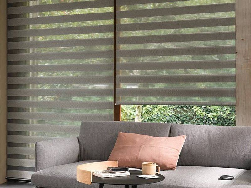 Stores avec bandes alternées de tissu transparent et opaque 
