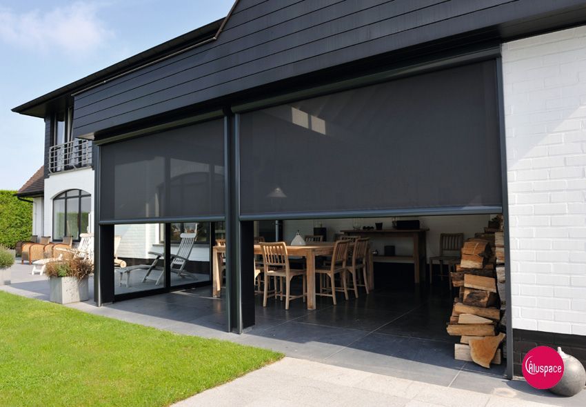 Stores installés sur une véranda