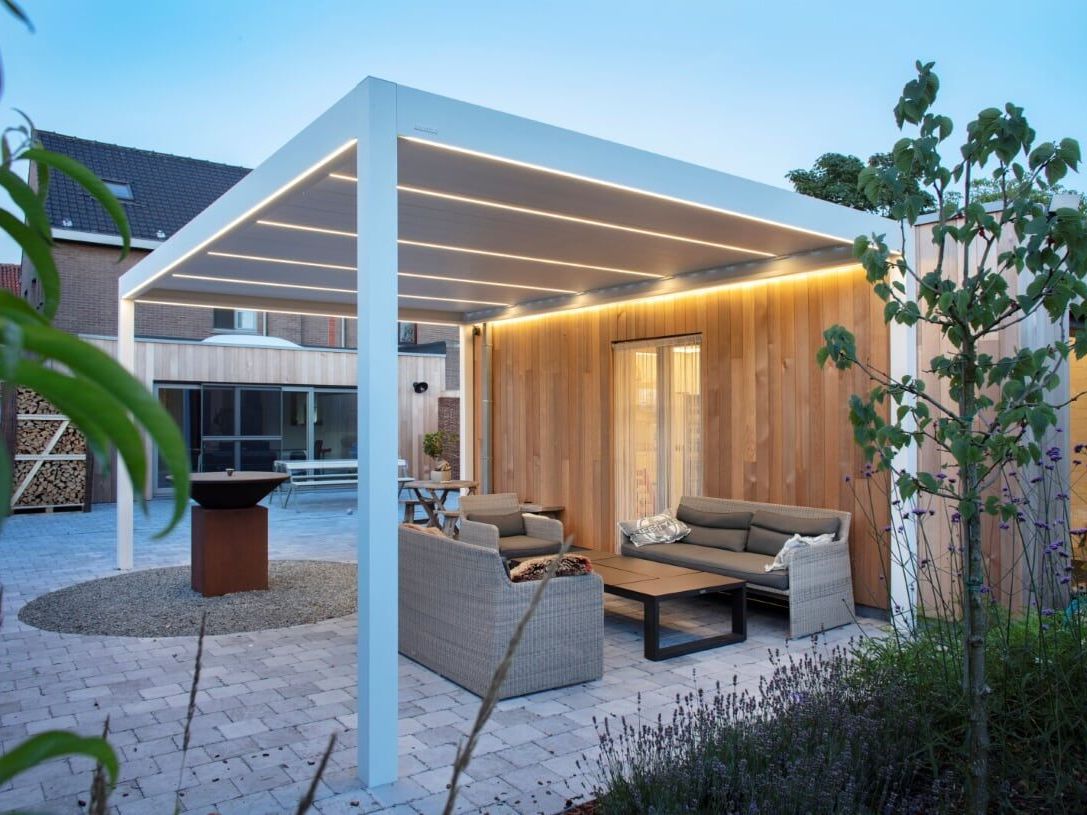 Pergolas blanche avec salon de jardin