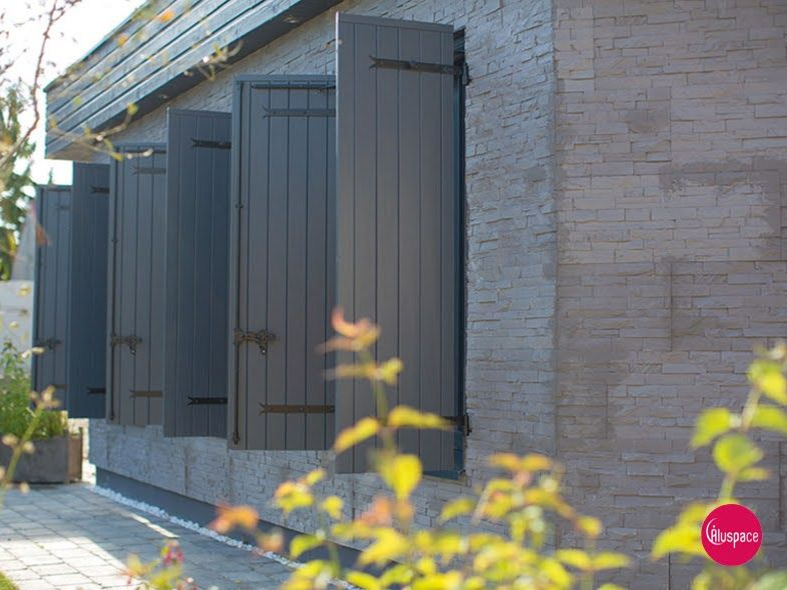 Volets battants gris