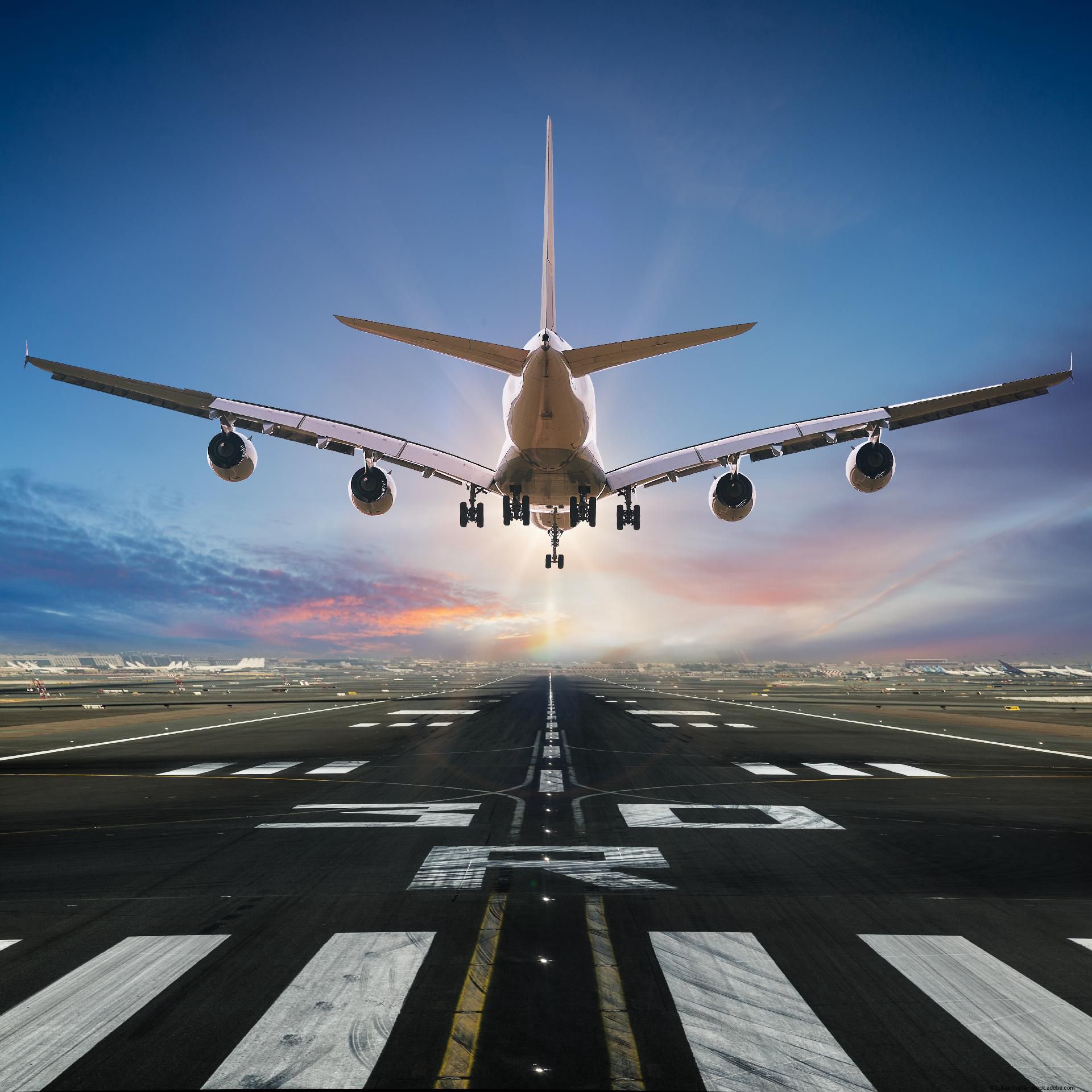 Flugzeug befindet sich im Landeanflug