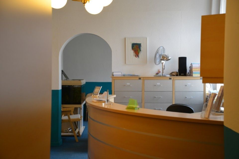 Psycho-Soma-Therapeutikum – Blick auf die Theke der Rezeption der Gemeinschaftspraxis