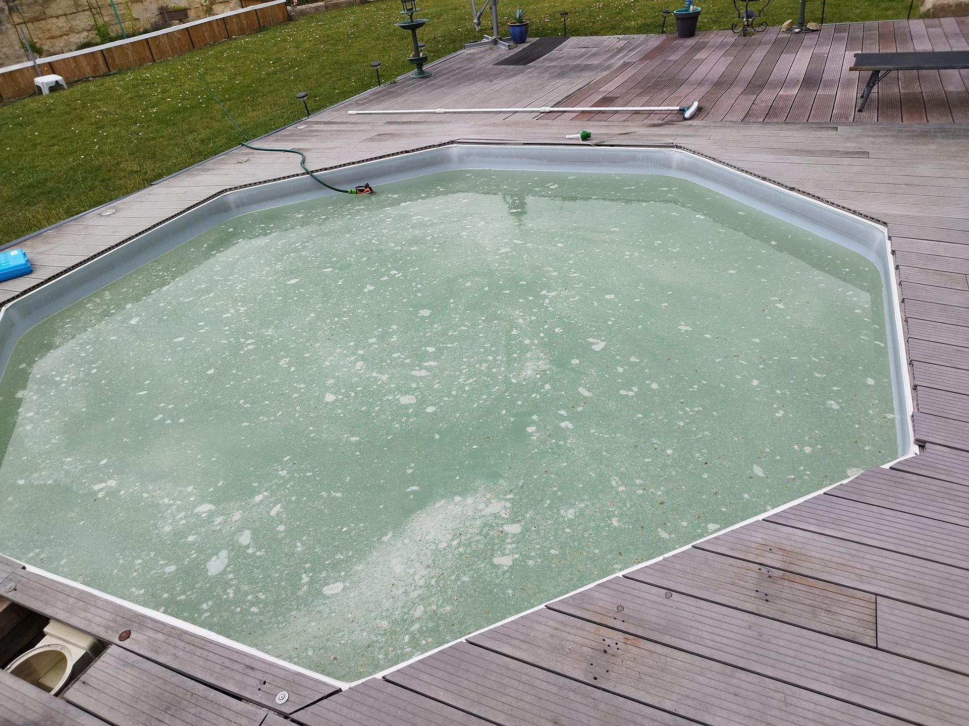 Nettoyage de piscine en cours.