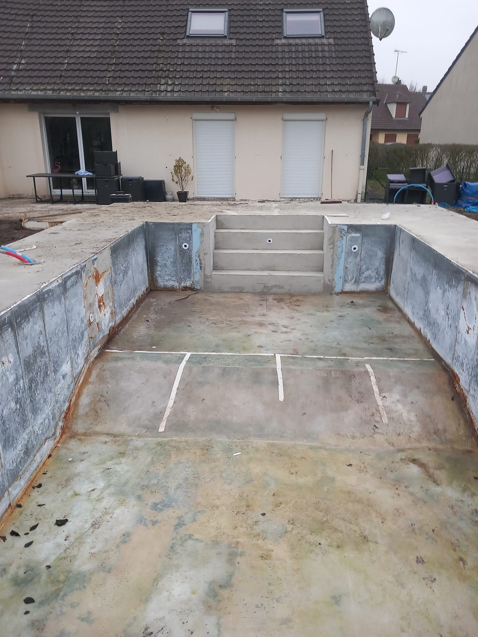 Piscine bétonnée entièrement vidangée.