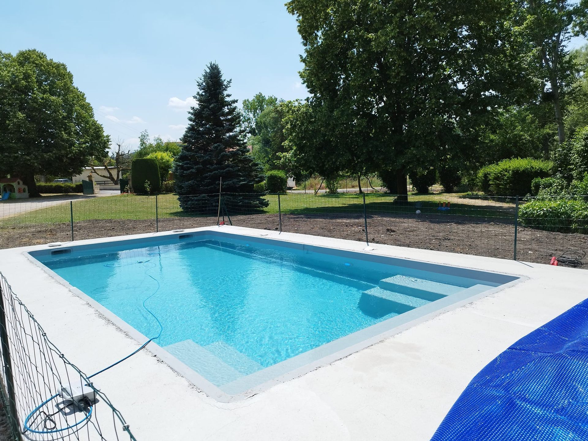 Piscine à coque en cours de finition.