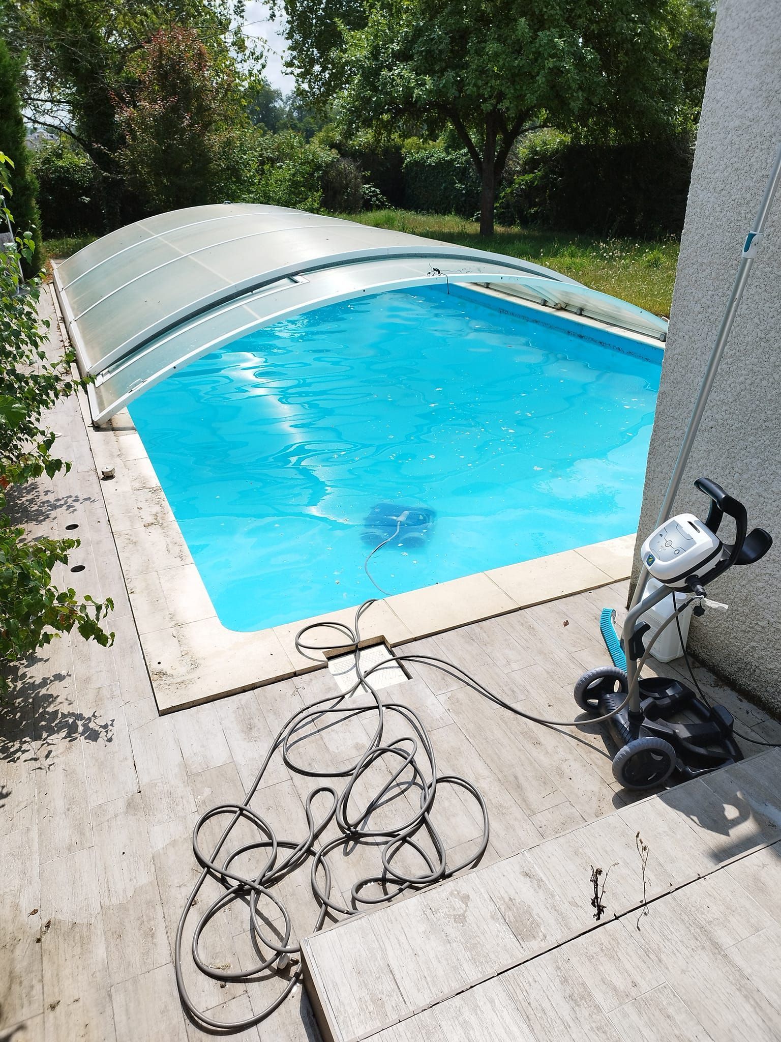 Robot aspirateur nettoyant une piscine.
