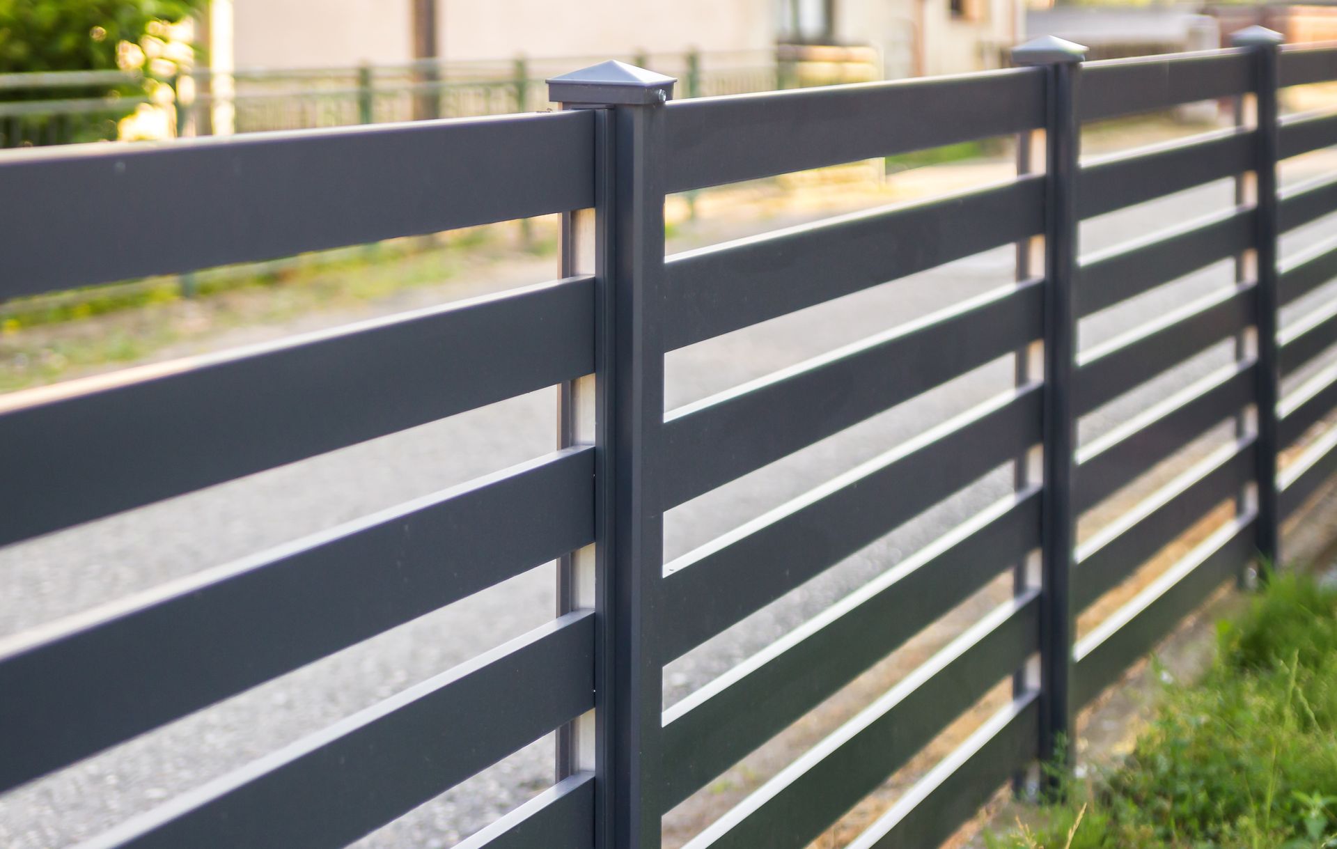 Clôture en aluminium gris anthracite.