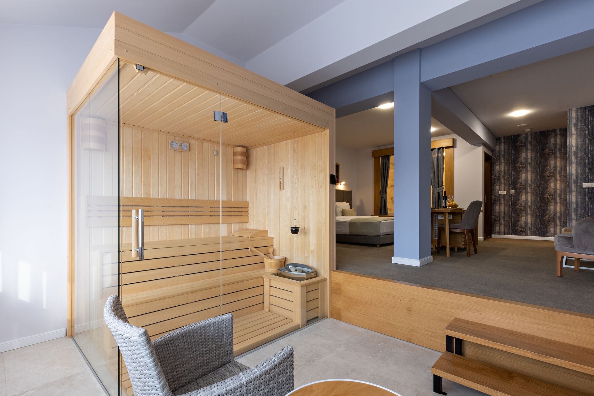 Sauna installé dans une chambre à coucher.